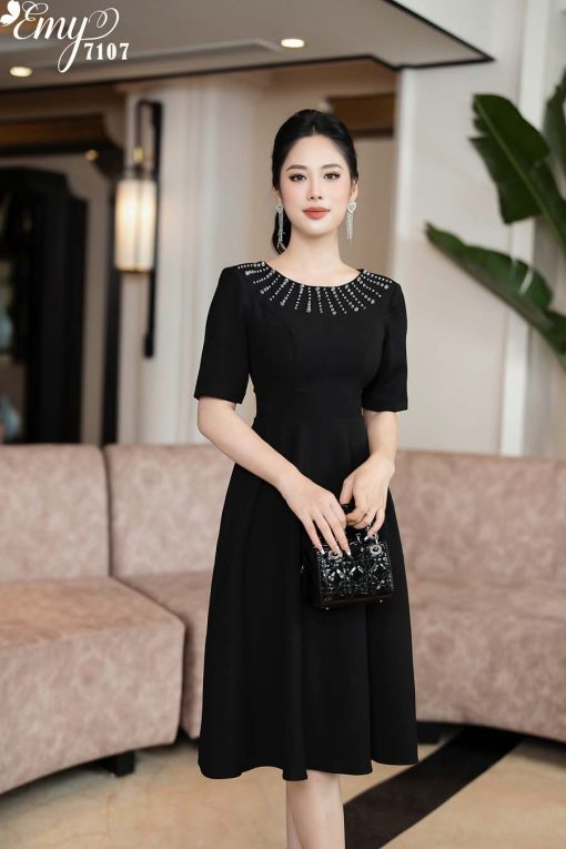 EM7107 Đầm Xoè Đen Cổ Tròn