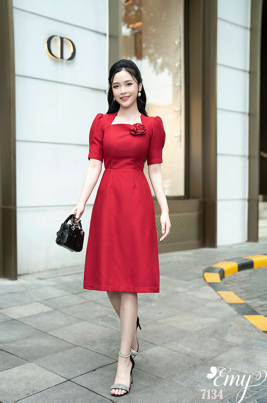 Đầm đỏ xòe phối lưới tùng váy đắp chéo - ANN.COM.VN