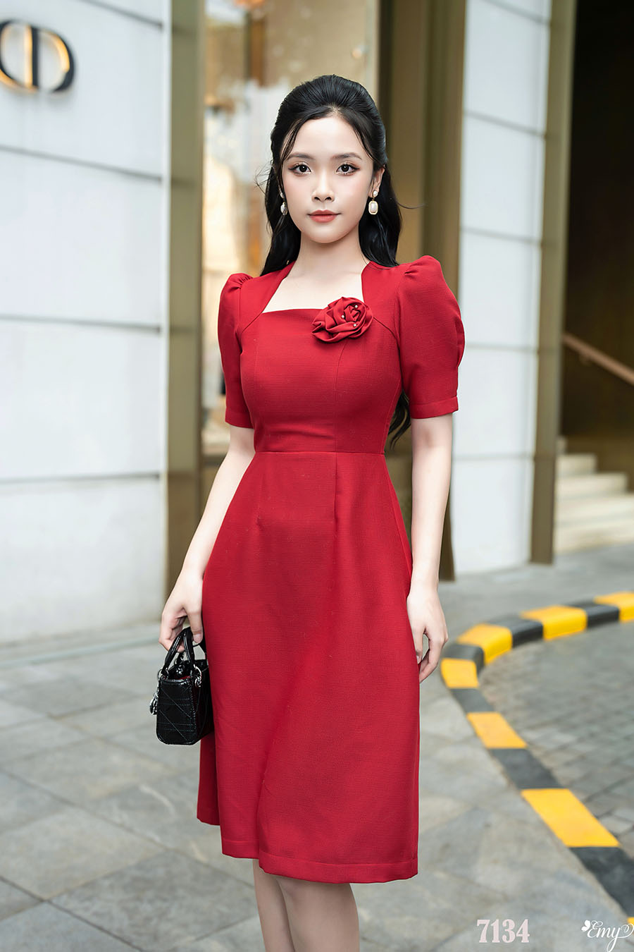 Đầm váy hoa nhí đỏ cổ vuông