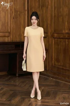 EM7434 Đầm Suông Be Hạt Cổ