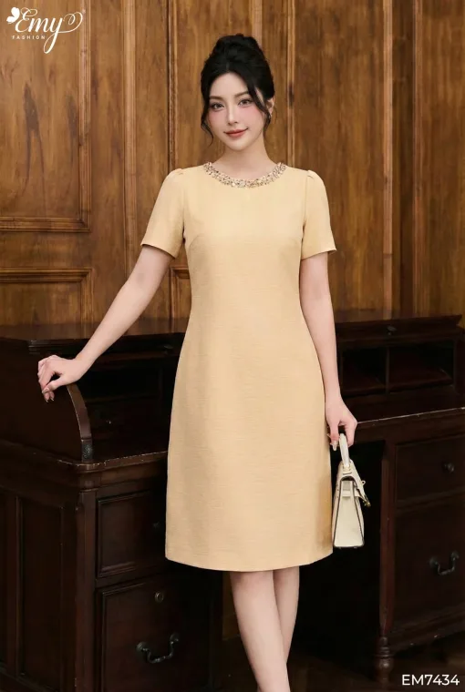EM7434 Đầm Suông Be Hạt Cổ