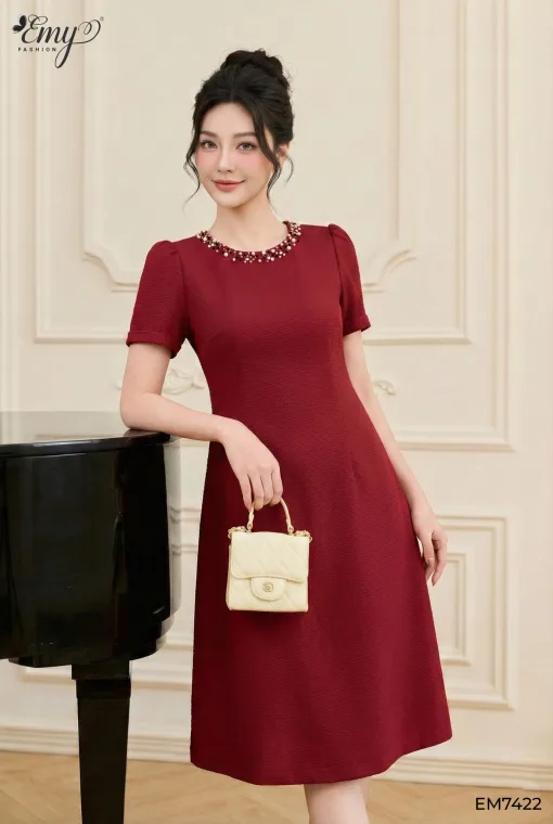EM7422 Đầm Suông Linen Đỏ Đính Hạt Cổ