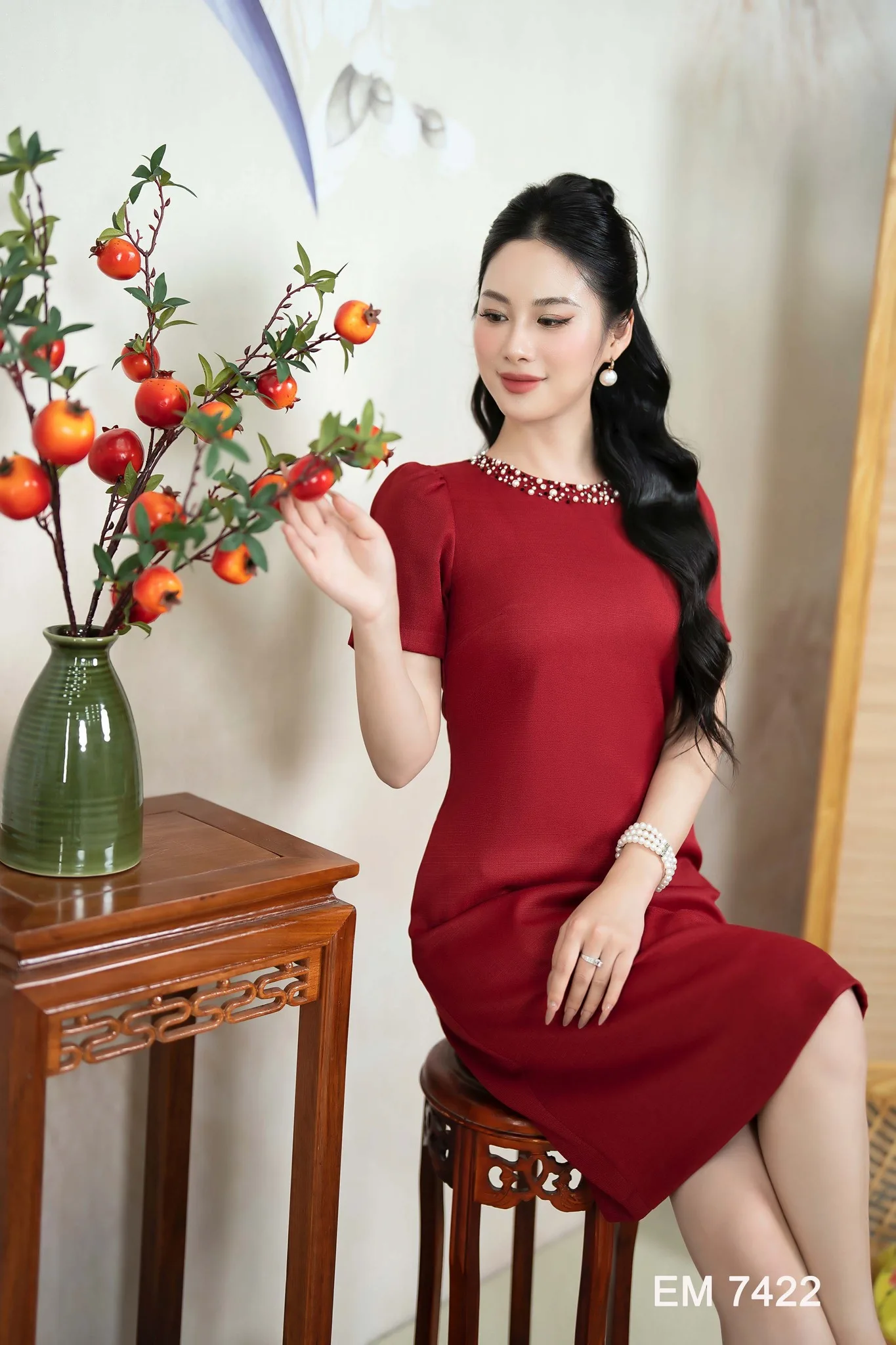 EM7422 - Đầm Suông Đỏ Hạt Cổ EM7422 - Đầm Suông Đỏ Hạt Cổ