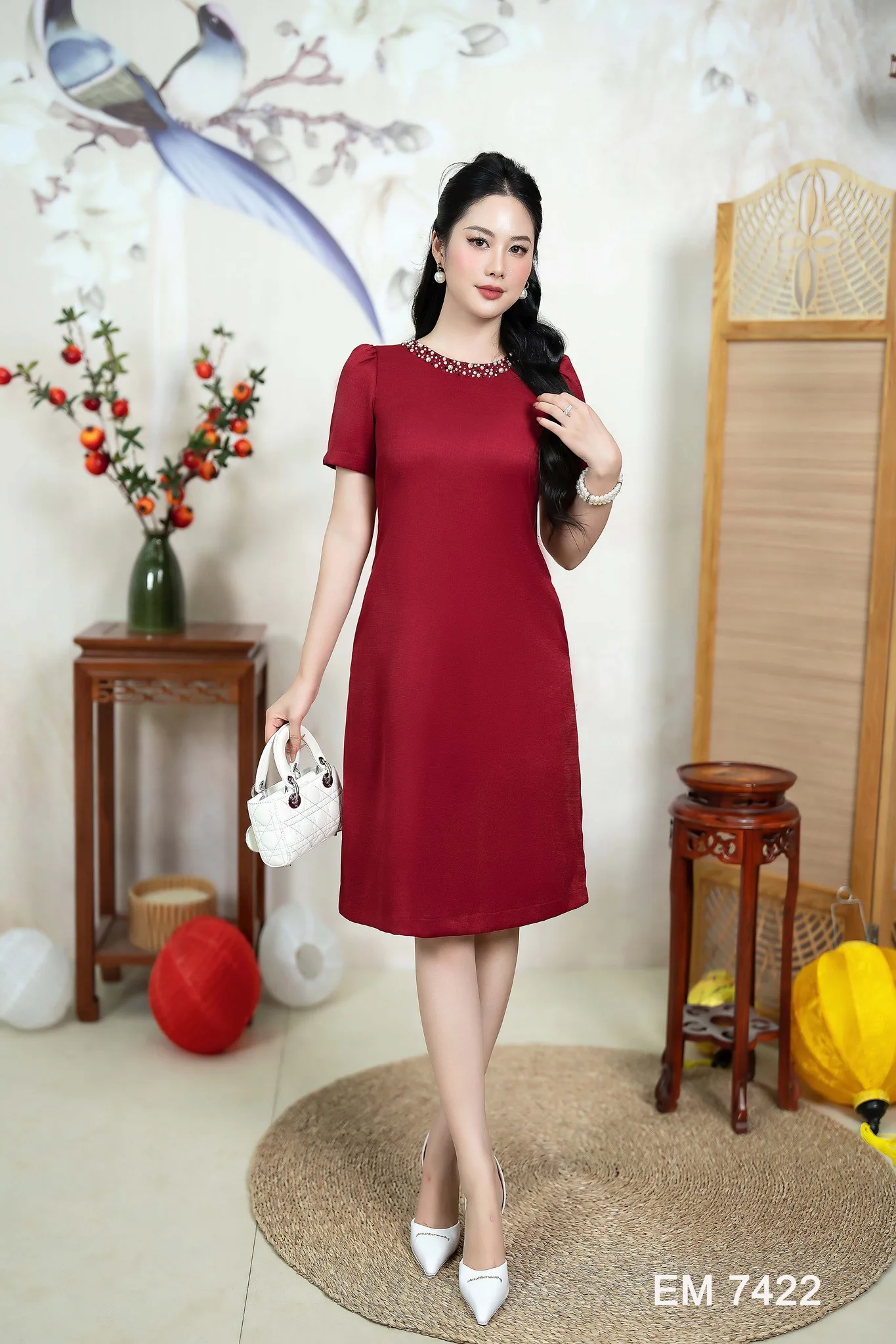 EM7422 - Đầm Suông Đỏ Hạt Cổ EM7422 - Đầm Suông Đỏ Hạt Cổ