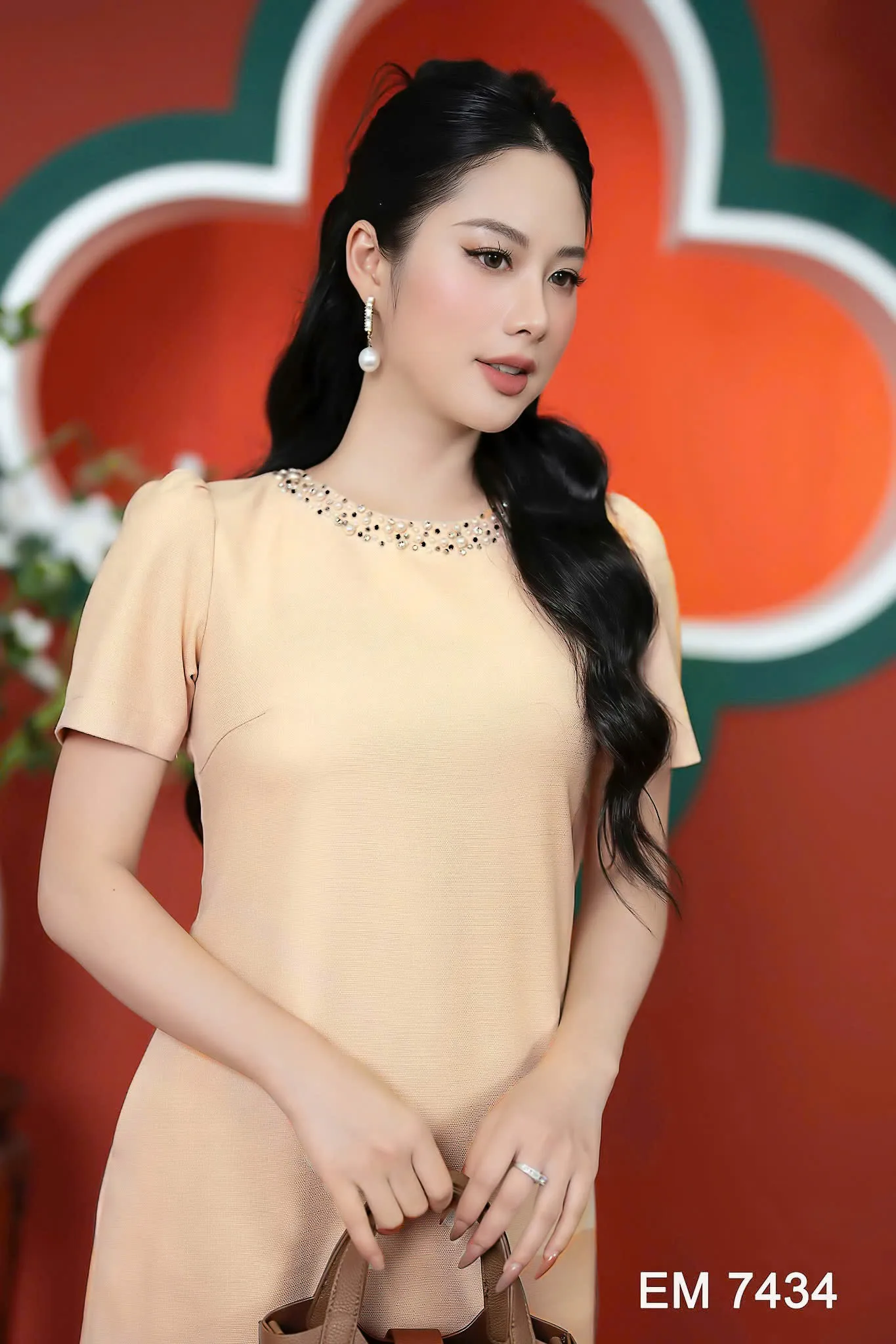 EM7434 Đầm Suông Be Hạt Cổ EM7434 Đầm Suông Be Hạt Cổ