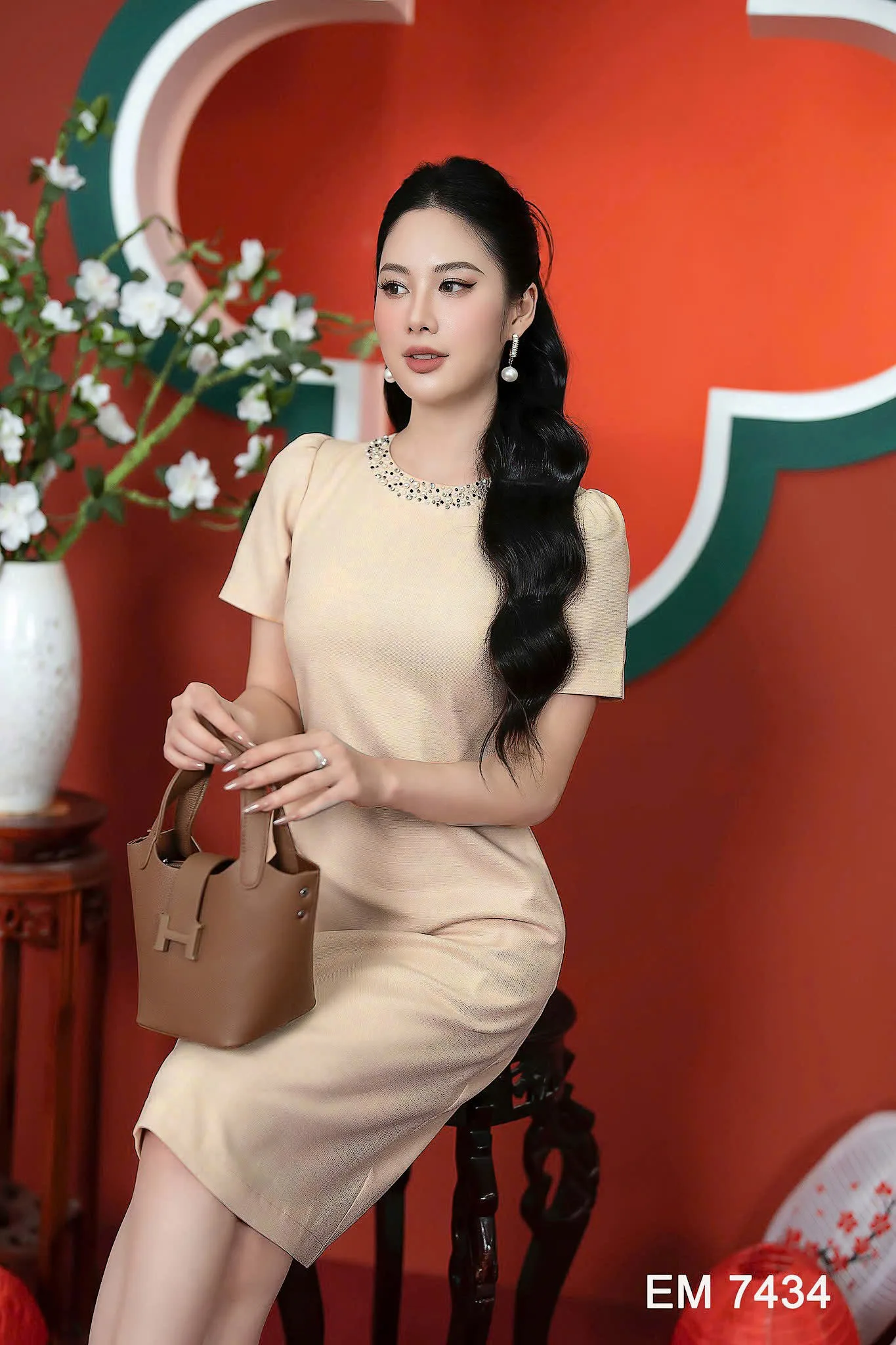 EM7434 Đầm Suông Be Hạt Cổ EM7434 Đầm Suông Be Hạt Cổ