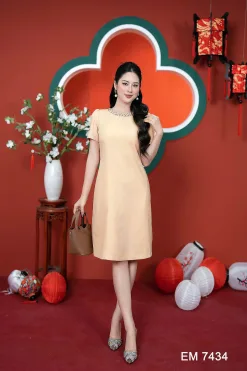 EM7434 Đầm Suông Be Hạt Cổ