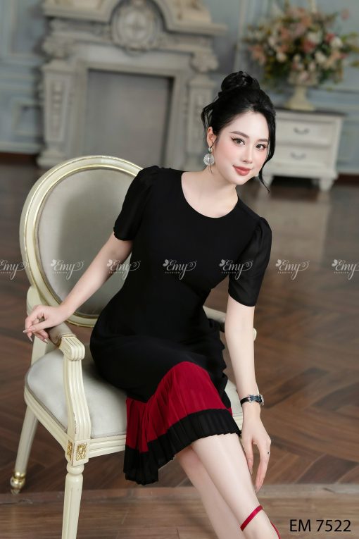 EM7522 Đầm Suông Đen Dập PLy Chân