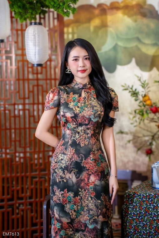 EM7613 Sườn Xám Đen Hoa