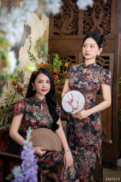 EM7613 Sườn Xám Đen Hoa