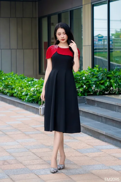 EM2095 Đầm Xoè Đen Cổ Phối Choàng Đỏ