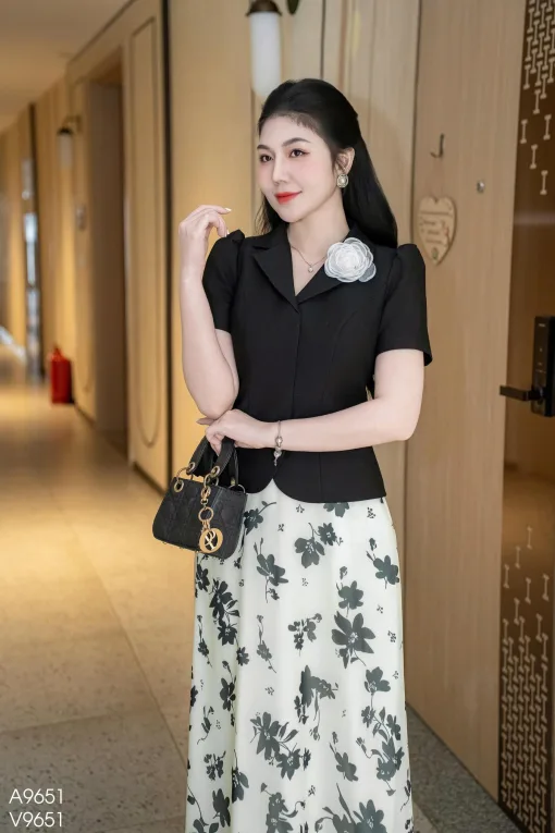 A9651 Áo Đen Cổ V Cài Hoa