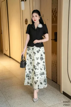 A9651 Áo Đen Cổ V Cài Hoa