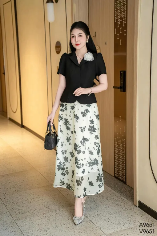A9651 Áo Đen Cổ V Cài Hoa
