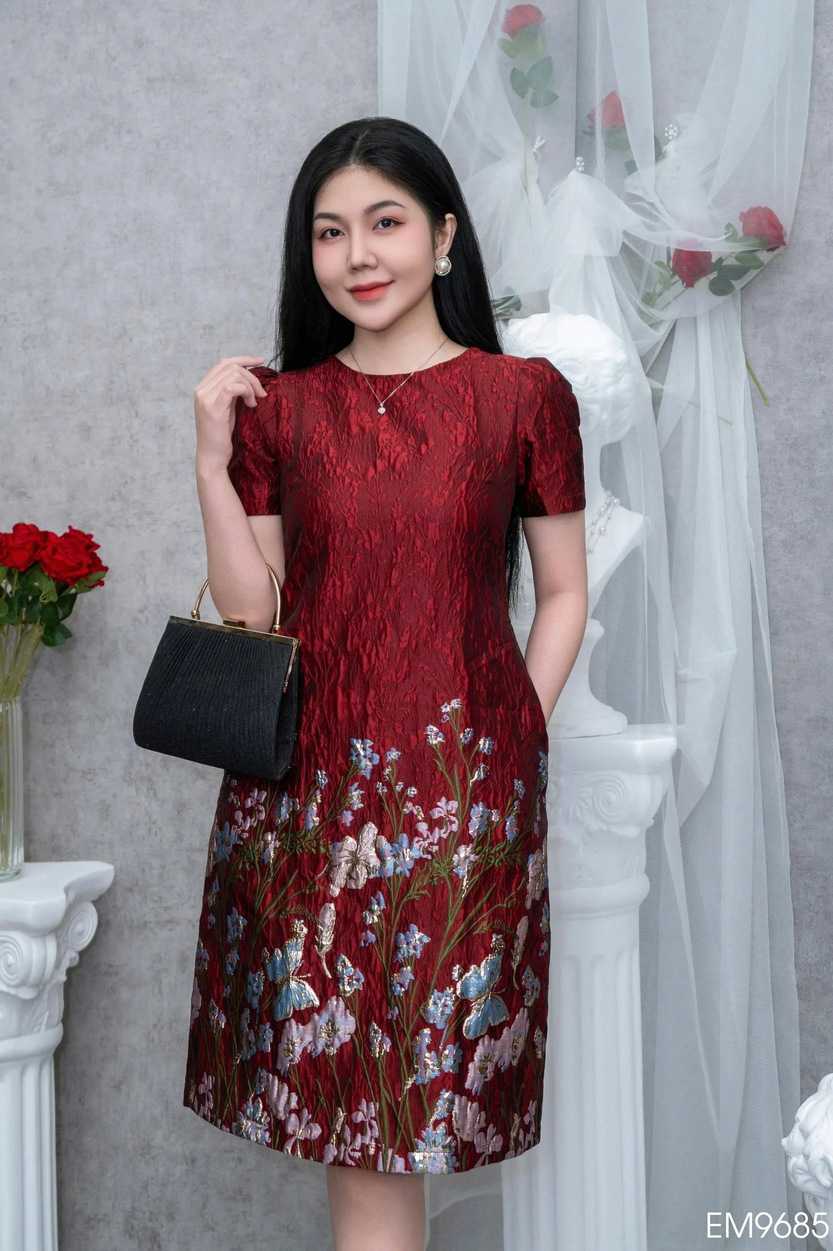 EM9685 Đầm Suông Tafta Gấm Xốp Đỏ EM9685 Đầm Suông Tafta Gấm Xốp Đỏ