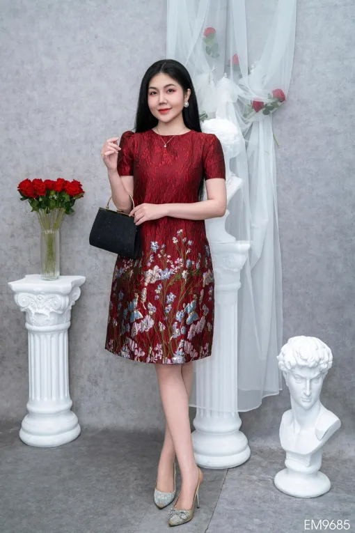 EM9685 Đầm Suông Tafta Gấm Xốp Đỏ