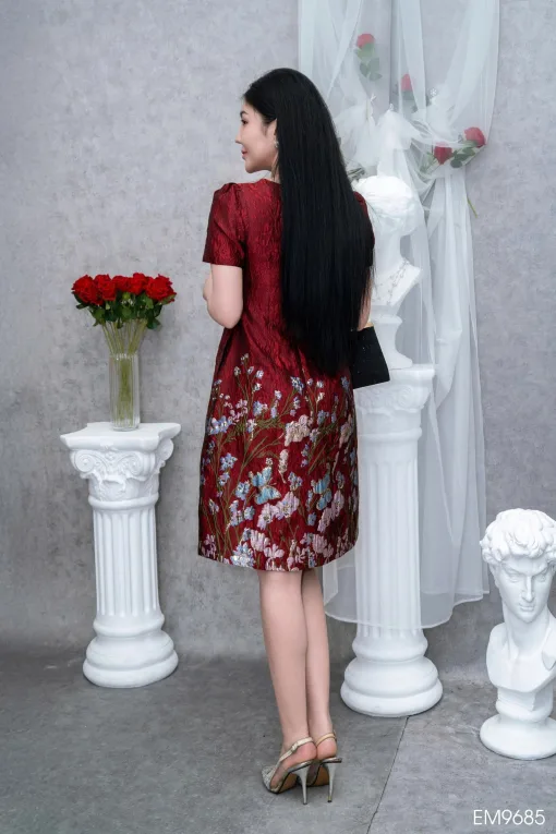 EM9685 Đầm Suông Tafta Gấm Xốp Đỏ