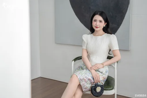 EM9684 Đầm Suông Gấm HT Hoa Trắng
