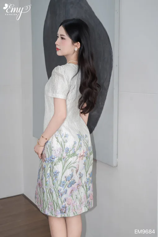 EM9684 Đầm Suông Gấm HT Hoa Trắng