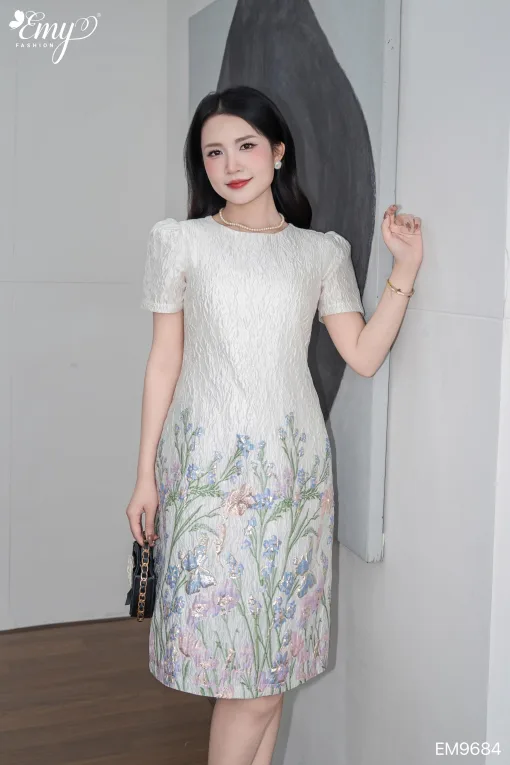 EM9684 Đầm Suông Gấm HT Hoa Trắng