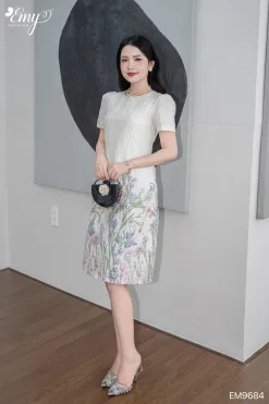 EM9684 Đầm Suông Gấm HT Hoa Trắng