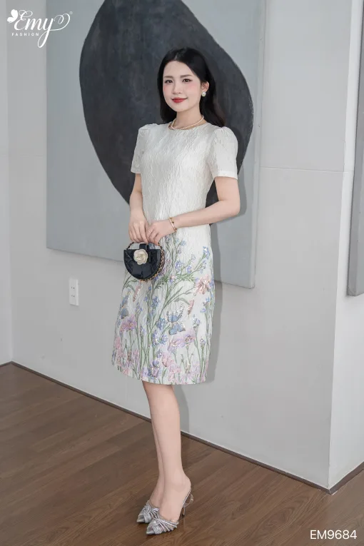 EM9684 Đầm Suông Gấm HT Hoa Trắng