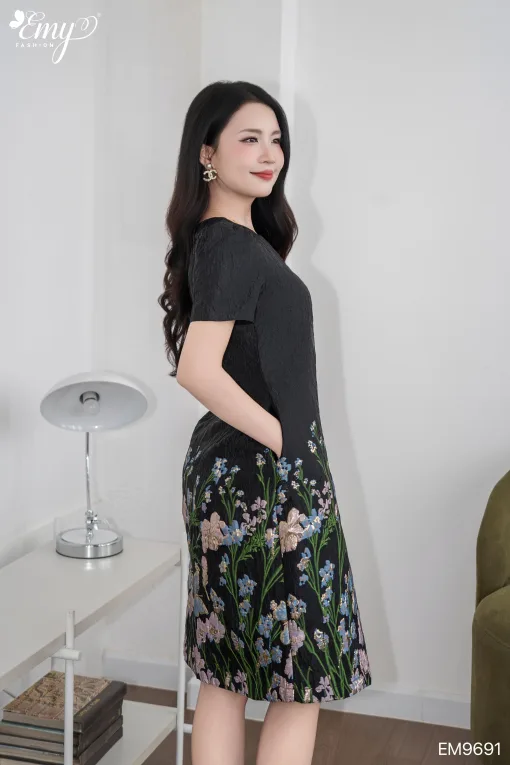EM9691 Đầm Gấm Suông Chân Hoa Đen