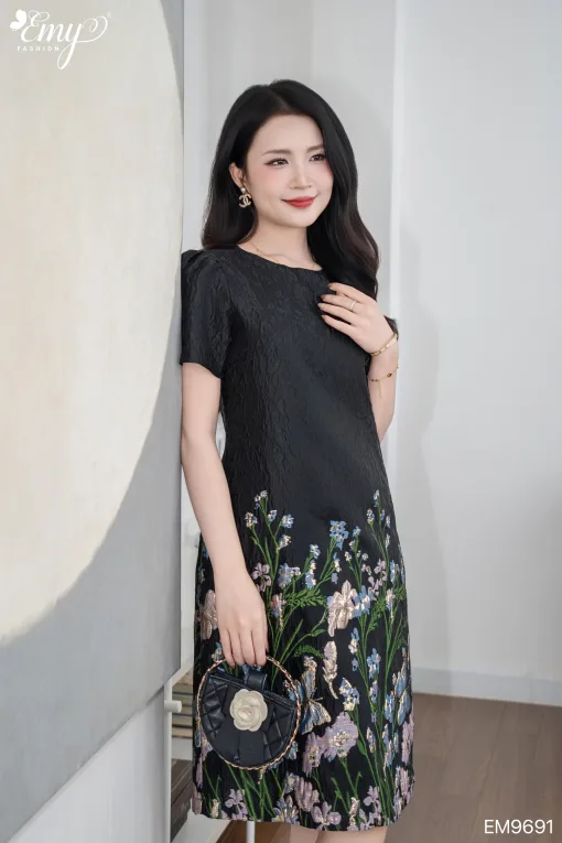 EM9691 Đầm Gấm Suông Chân Hoa Đen
