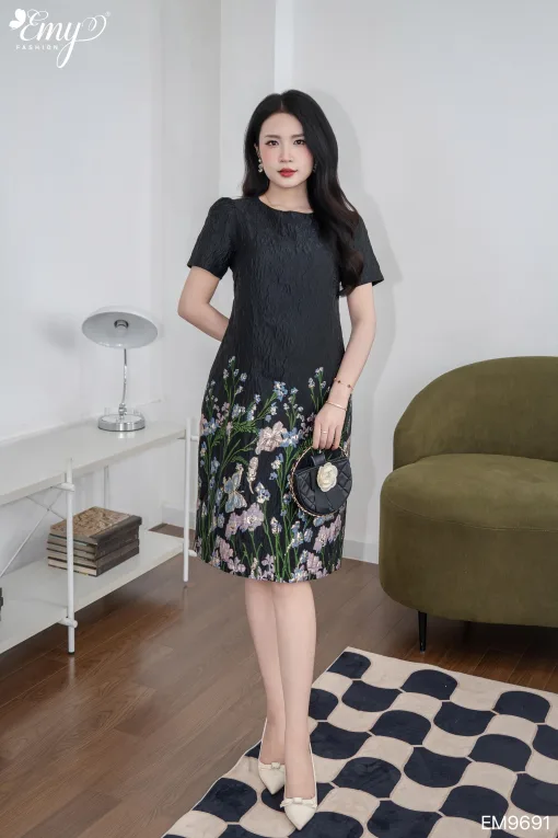 EM9691 Đầm Gấm Suông Chân Hoa Đen