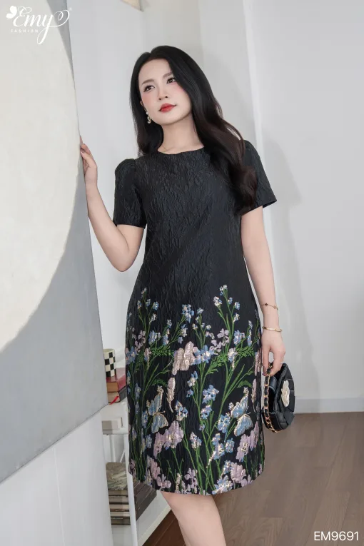 EM9691 Đầm Gấm Suông Chân Hoa Đen