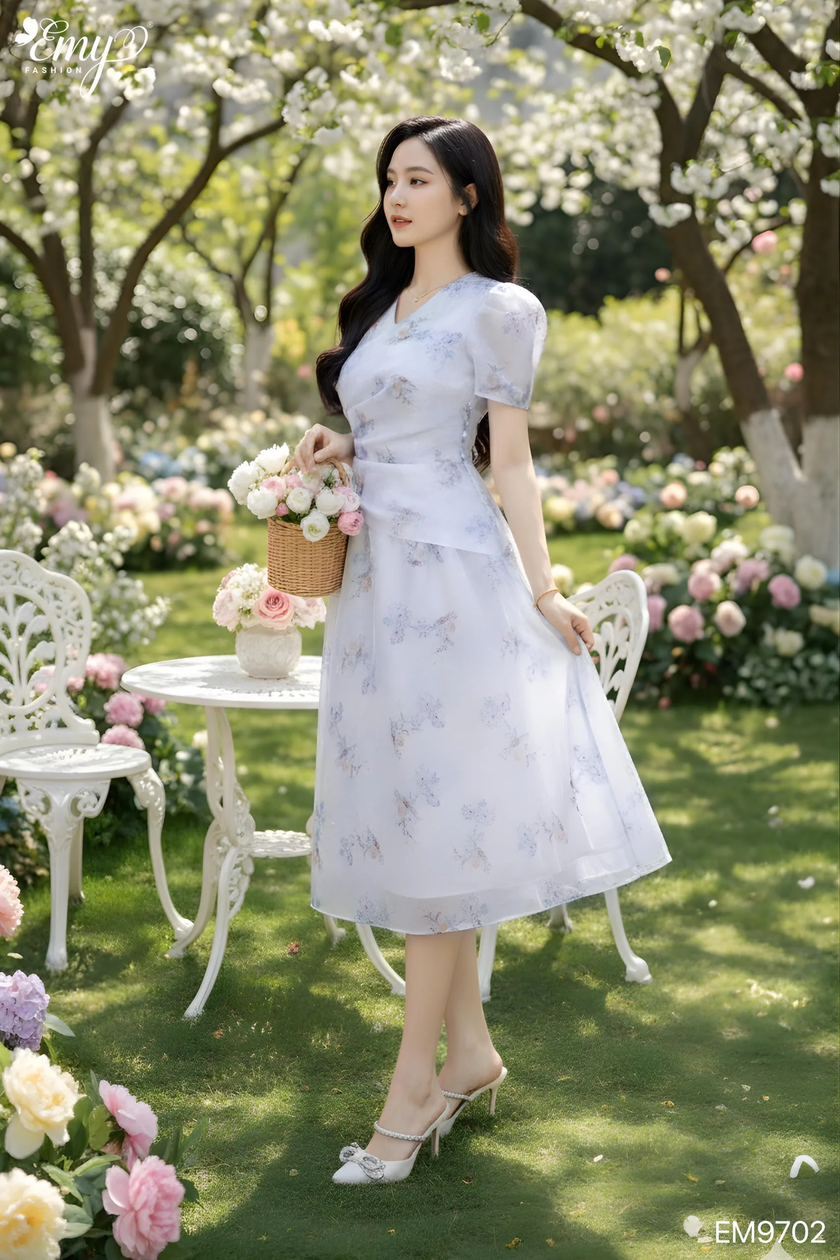 z7146363934644_fddbd7fdcf7bfdd7a66ebb051026d218 EM9702 Đầm Xoè Hoa Cổ V