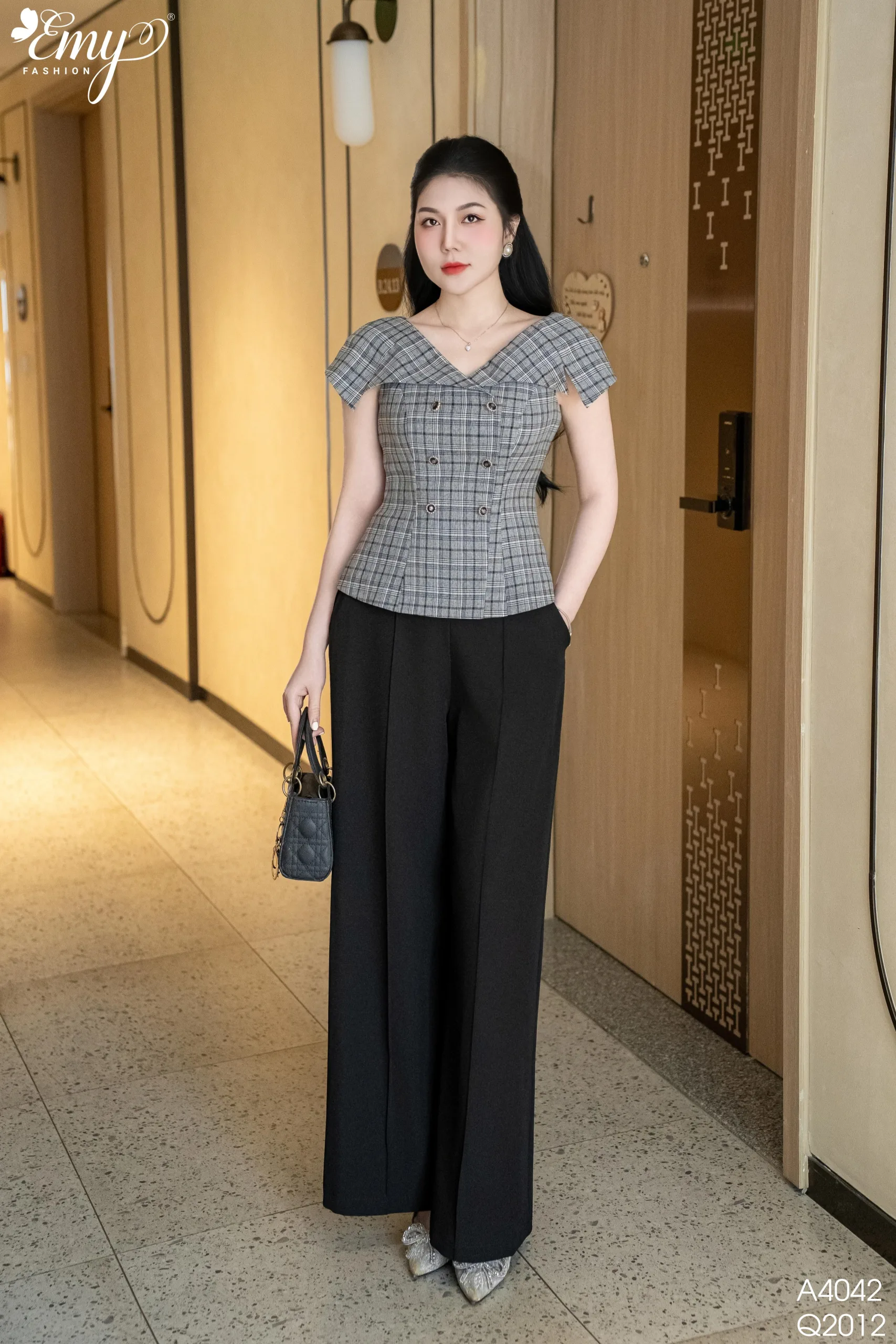 Gợi ý trang phục công sở sang trọng cho mùa lễ hội cuối năm 2025