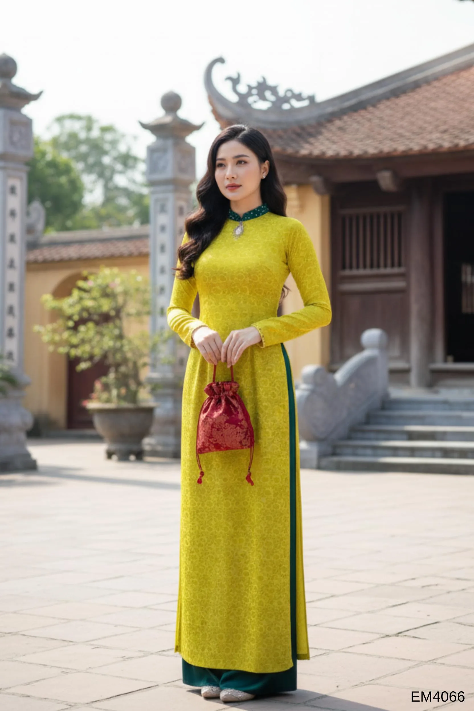 4 THIẾT KẾ ÁO DÀI LỤA DẪN ĐẦU XU HƯỚNG 2025