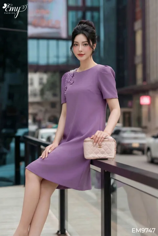 EM9747 - Đầm Suông Tím Kết Hoa