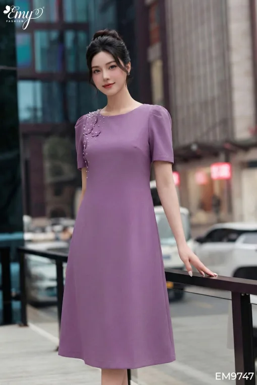 EM9747 - Đầm Suông Tím Kết Hoa