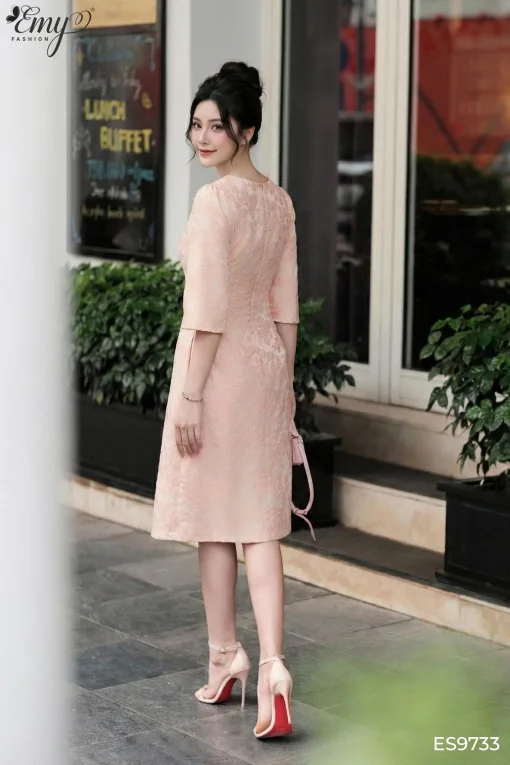 EM9733 Đầm Suông Taffta Hồng