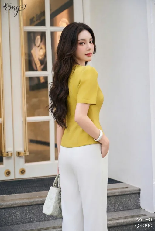 Q4090 Quần Ống Loe Kaki Nhung Kem