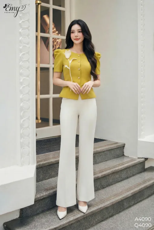 Q4090 Quần Ống Loe Kaki Nhung Kem