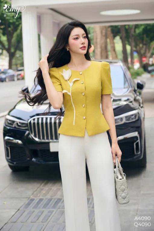 Q4090 Quần Ống Loe Kaki Nhung Kem