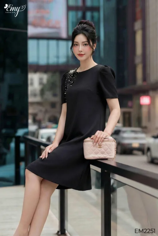 EM2251- Đầm Suông Chéo Thái Đen Kết Hoa Vải