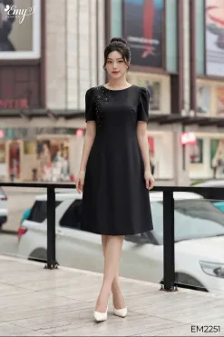 EM2251- Đầm Suông Chéo Thái Đen Kết Hoa Vải
