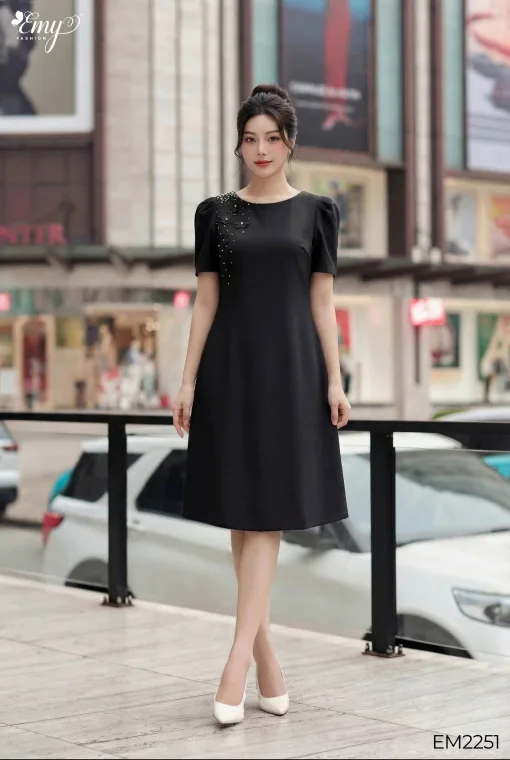 EM2251- Đầm Suông Chéo Thái Đen Kết Hoa Vải