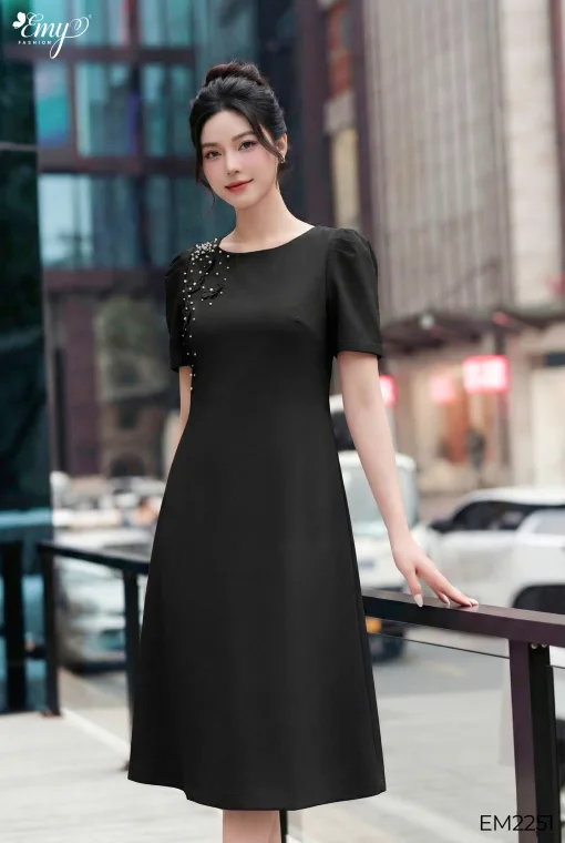 EM2251- Đầm Suông Chéo Thái Đen Kết Hoa Vải