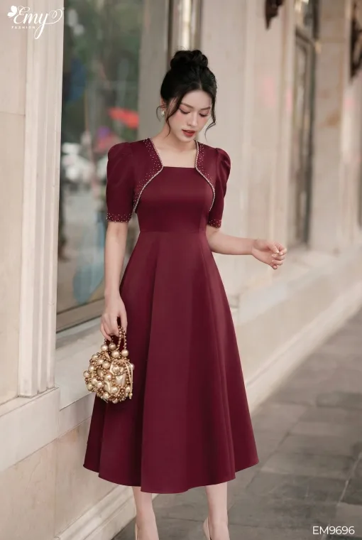 EM9696 Đầm Xoè Taffta Phi Đỏ Cổ Đắp Kết Hạt