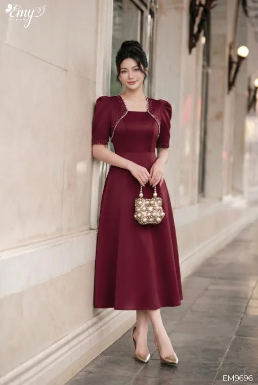 EM9696 Đầm Xoè Taffta Phi Đỏ Cổ Đắp Kết Hạt