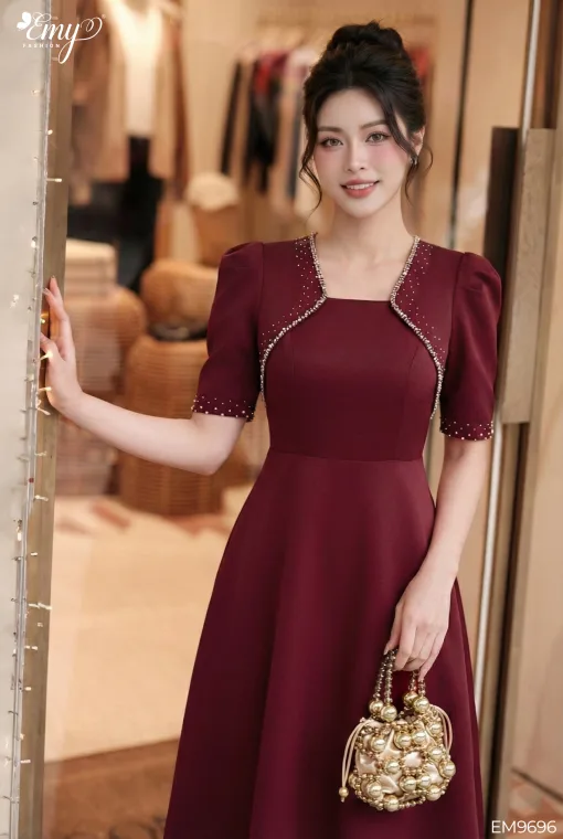 EM9696 Đầm Xoè Taffta Phi Đỏ Cổ Đắp Kết Hạt