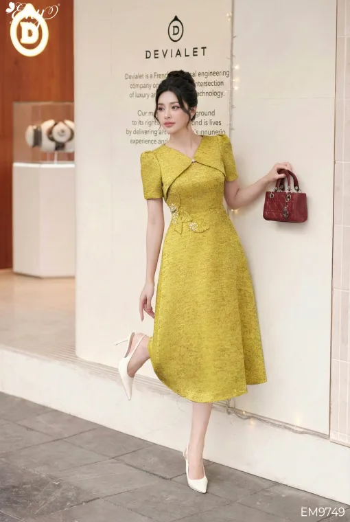 EM9749 Đầm Xoè Taffta Vàng Cổ Đắp