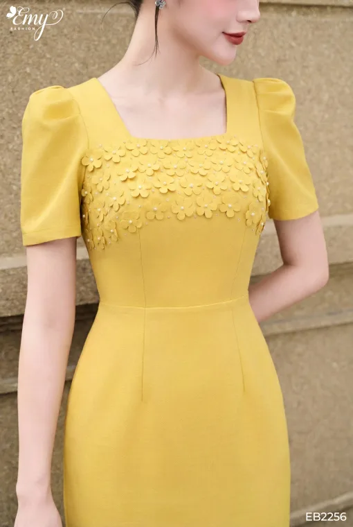 EB2256 Đầm Body Vàng Vải Xước Lạnh Cổ Vuông