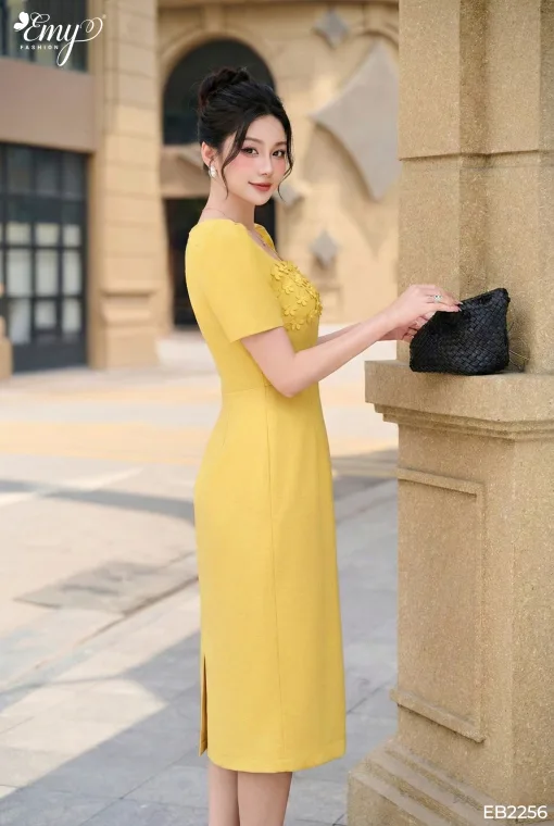 EB2256 Đầm Body Vàng Vải Xước Lạnh Cổ Vuông