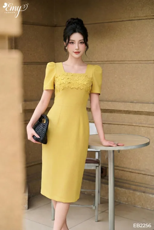 EB2256 Đầm Body Vàng Vải Xước Lạnh Cổ Vuông